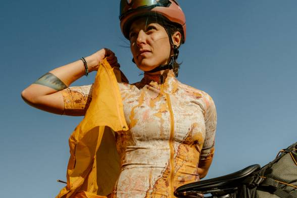 Frontal close-up of a cyclist in summery functional clothing